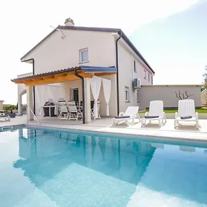 https://villa-silver-novigrad.in-istria.net